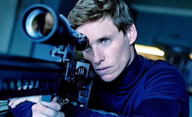 Эдди Рэдмэйн в роли Шакала в сериале "День Шакала"(2024).