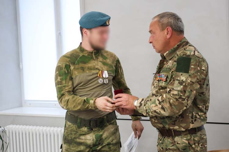    Юрий Суворов прямо во время круглого стола «БИЗНЕС Online» наградил мобилизованного бойца с позывным «Пират» орденом Маргелова.   
Фото: Андрей Титов