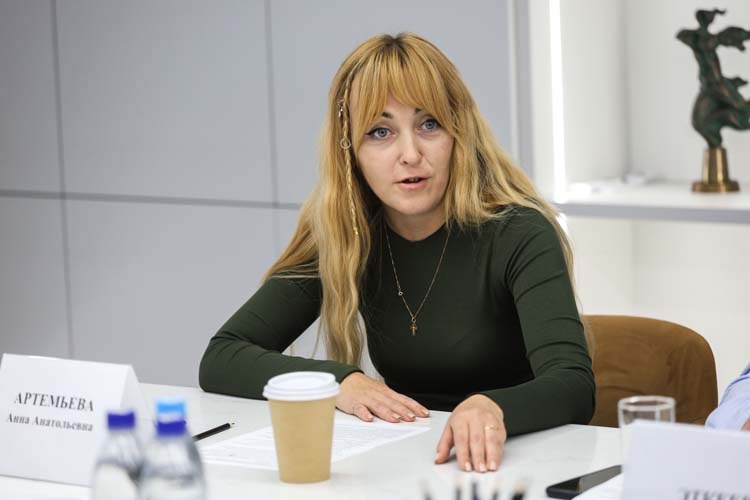    Анна Артемьева: «Ротации-то не было. У нас доходит до того, что идут штурмовать связисты. Потому что некому».   
Фото: Андрей Титов