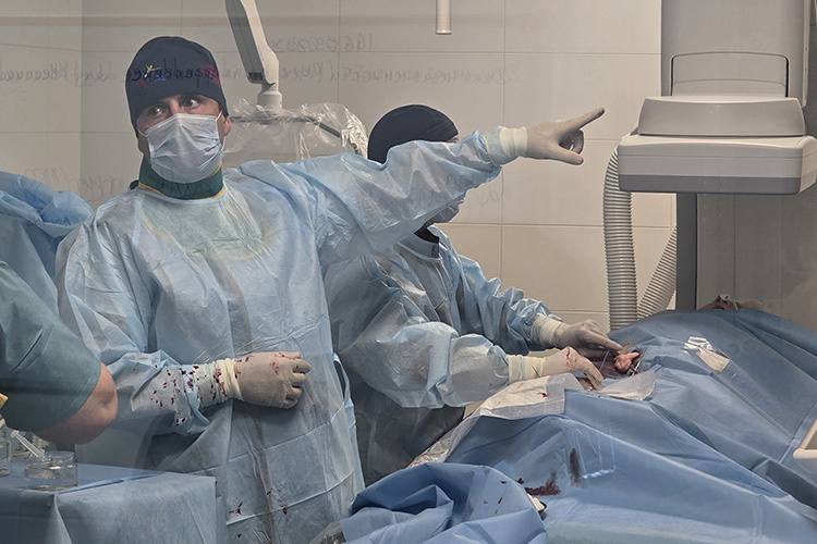    «Наша команда за сутки оперирует от 15 до 25 человек. Представляете, какой это поток? У нас так отлажен механизм, что все делается очень быстро»