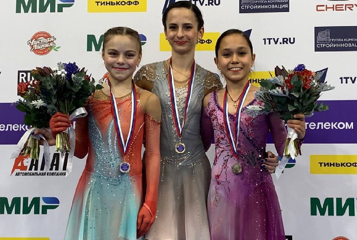 Пьедестал Гран-при в Красноярске в 2023 году. София Дзепка, Милана Лебедева и Надежда Понтелеенко. На этом этапе выступит только Милана. 