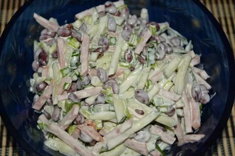 Салат из копчённой колбасы и консервированной зерновой фасоли