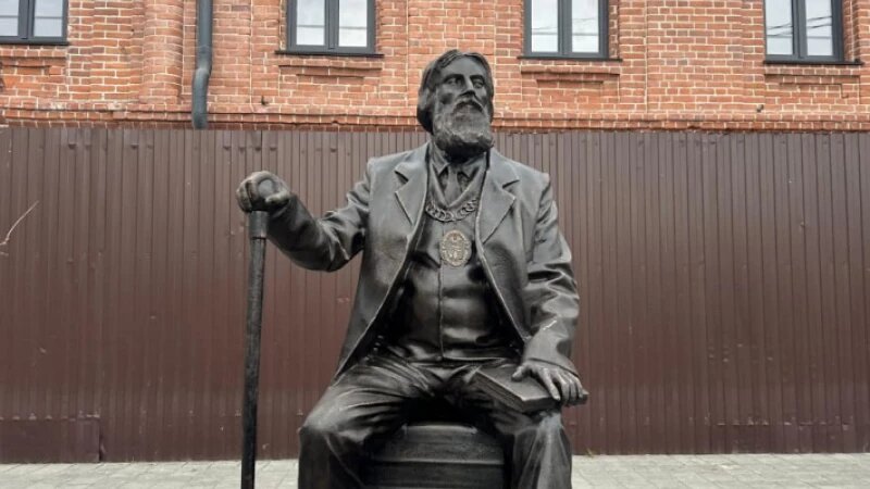     Памятник Василию Сухову. Мэрия Барнаула