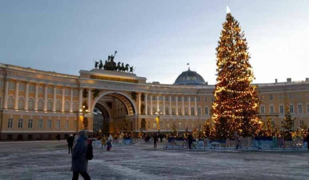     Елка на Дворцовой площади. Источник: 78.ru Автор фото: Zamir Usmanov
