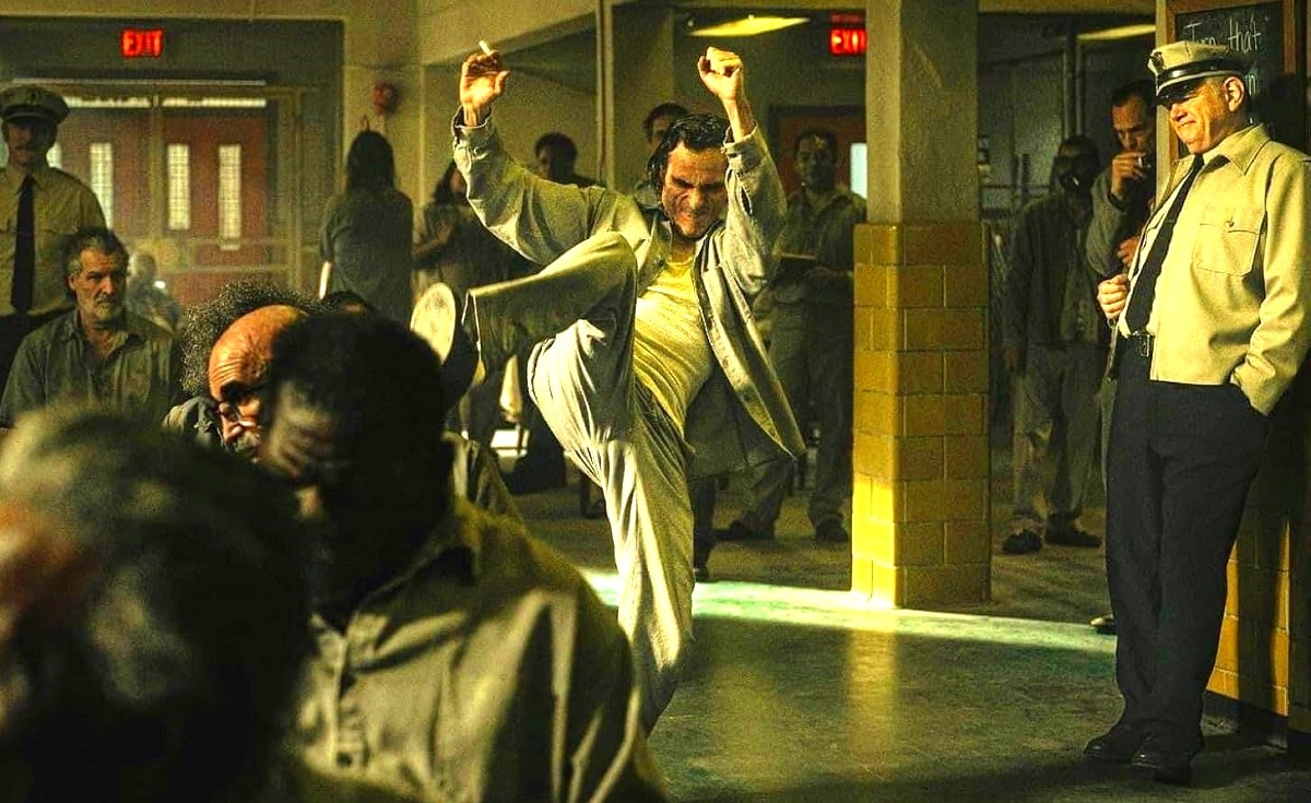 Нет-нет, никакого нарушения больничного режима! Это Артур Флек/Джокер пляшет и поёт лишь в своём воображении.