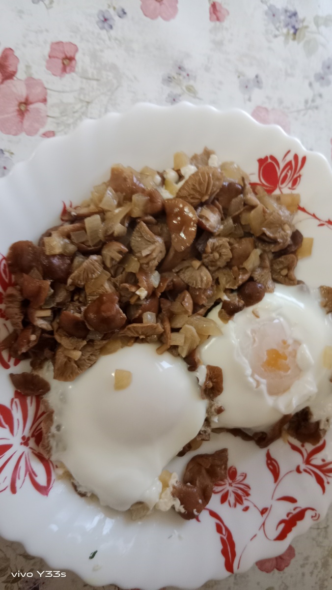 Опята с яйцом.