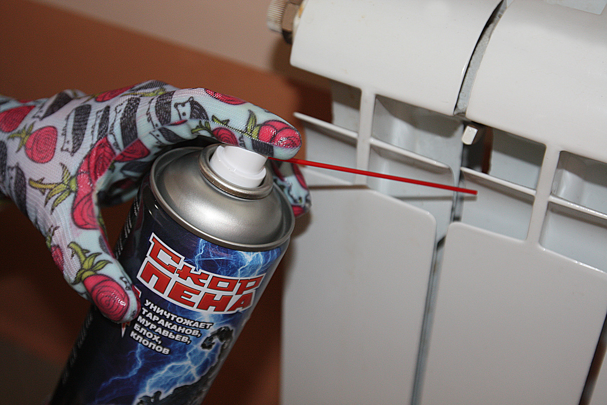 Пена быстро засыхает, образуя невидимую защитную пленку, которая эффективно уничтожает насекомых и предотвращает их повторное появление.