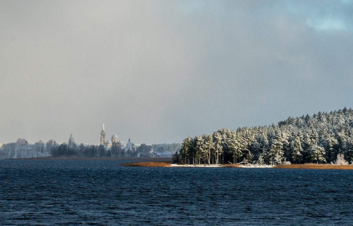 Вид на Нилову пустынь с противоположного берега 