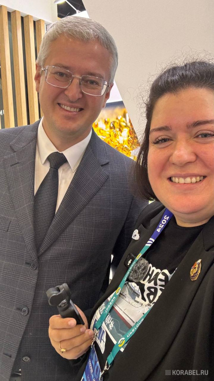 Владимир Солодов и морской блогер Виктория Корабеловна на выставке SeaFood 2024 / Фото: Корабел.ру  📷
