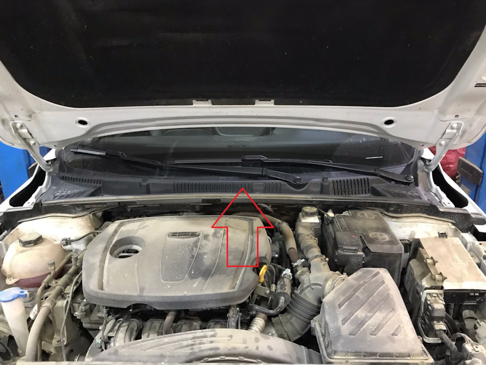 Для доступа к передним опорам стоек потребуется снять пластик жабо