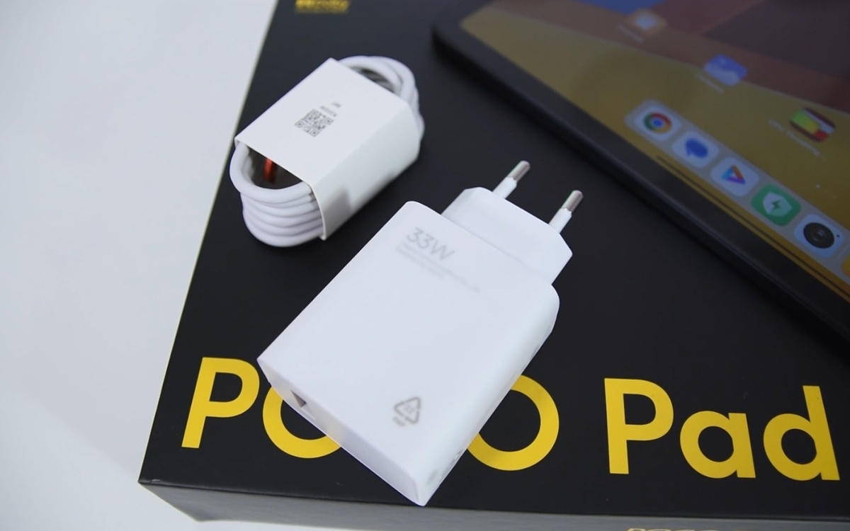    В коробке с планшетом найдётся USB-кабель и адаптер питания мощностью 33 Вт. Мелочь, но приятно, ведь в комплекте с Redmi Pad Pro зарядное отсутствует. Иллюстрация: Rutube/Video-Shoper