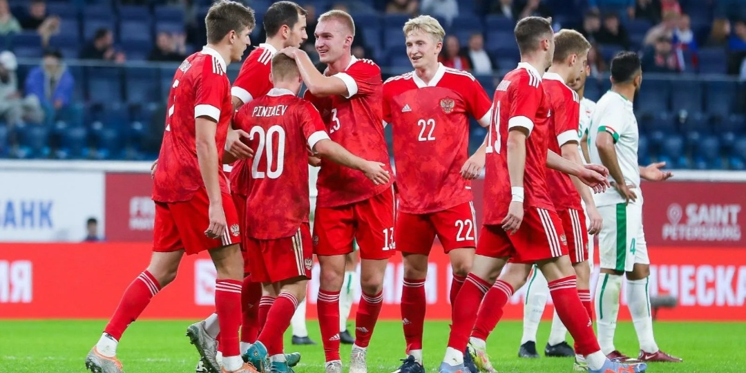 Футбол, фронт и бешеные траты на бесполезных футболистов