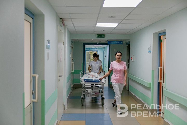 В России сокращается количество учащихся на акушеров и гинекологов из-за низкого спроса на профессию на фоне спада рождаемости в стране. Мария Зверева / realnoevremya.ru