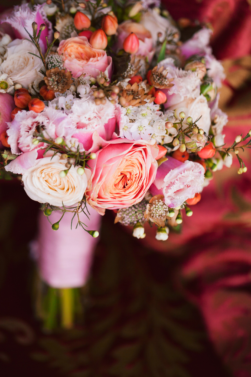 букет невесты с бахромчатыми тюльпанами, ваксфлауэром, орнитагалумом и ягодами гиперикума