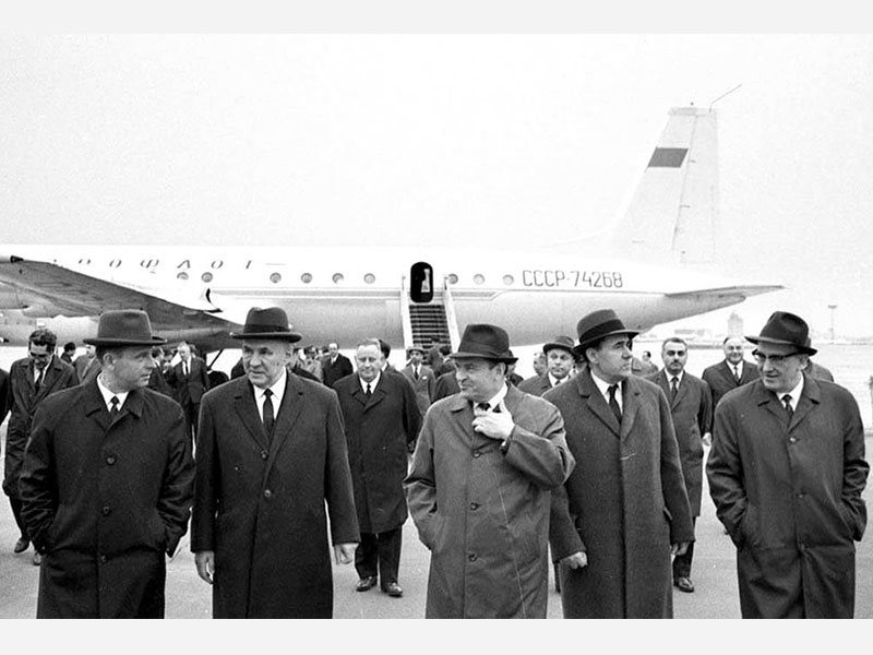 7 мая 1969 года. Д.С. Полянский, А.Н. Косыгин, К.Т. Мазуров, А.А. Громыко и Ю.В. Андропов в московском аэропорту Внуково. Фото: РГАКФД