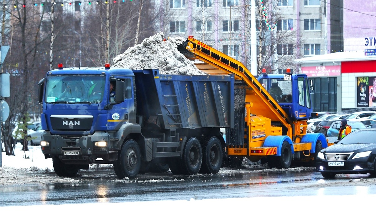    В Сургуте приступили к круглосуточной очистке дорог от снега