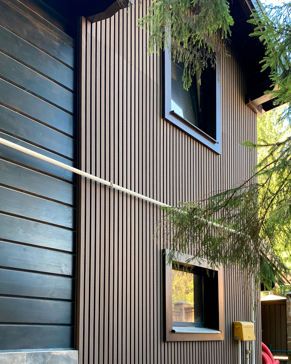 Реечный фасад, выполненный из универсальных панелей из ДПК Outdoor