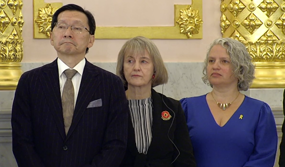 В центре посол из Канады. Видно было, как она неуверенной поступью шагала к президенту, но после парочки фраз явно подрасслабилась и на совместном фото уже выглядела более уверенно! Обычно я немного искажаю звучание 