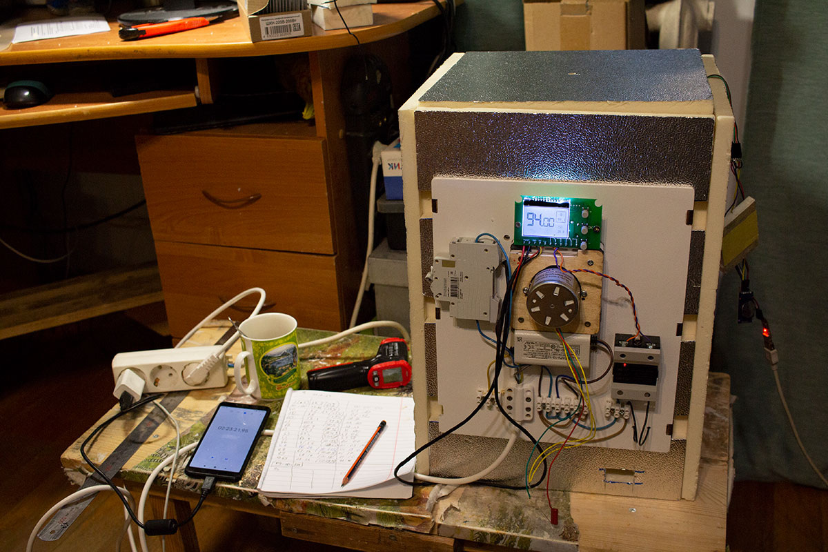 Покупной терморегулятор STL0052 имеет возможность вывода данных на компьютер, и в будущем я собирался разобраться с этой возможностью. А пока сижу с секундомером и веду показания вручную. На крышке сушилки видно небольшое отверстие, а внизу приборной панели в правом углу прорезано поддувало.