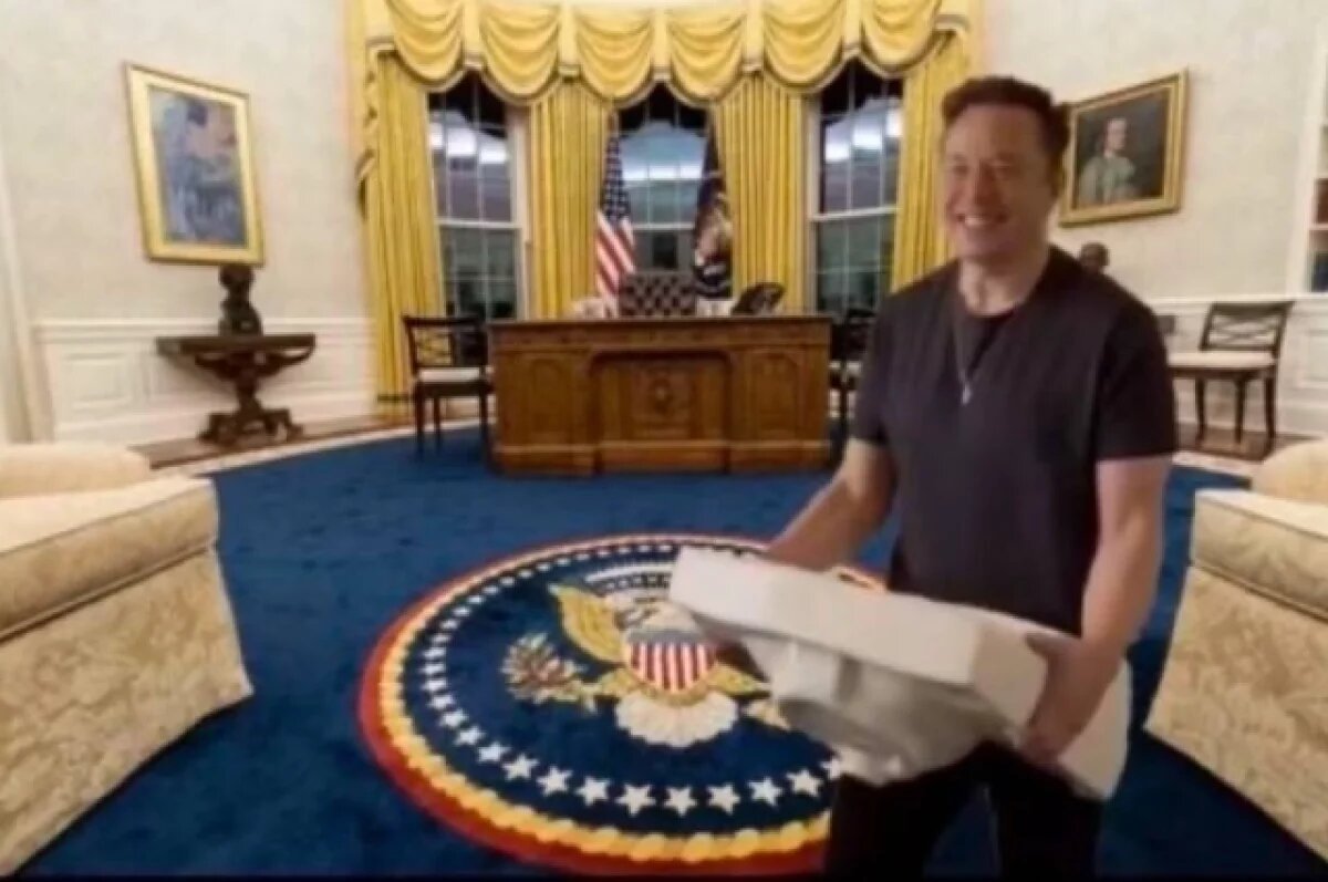    Маск запостил коллаж, на котором он стоит с раковиной в Овальном кабинете