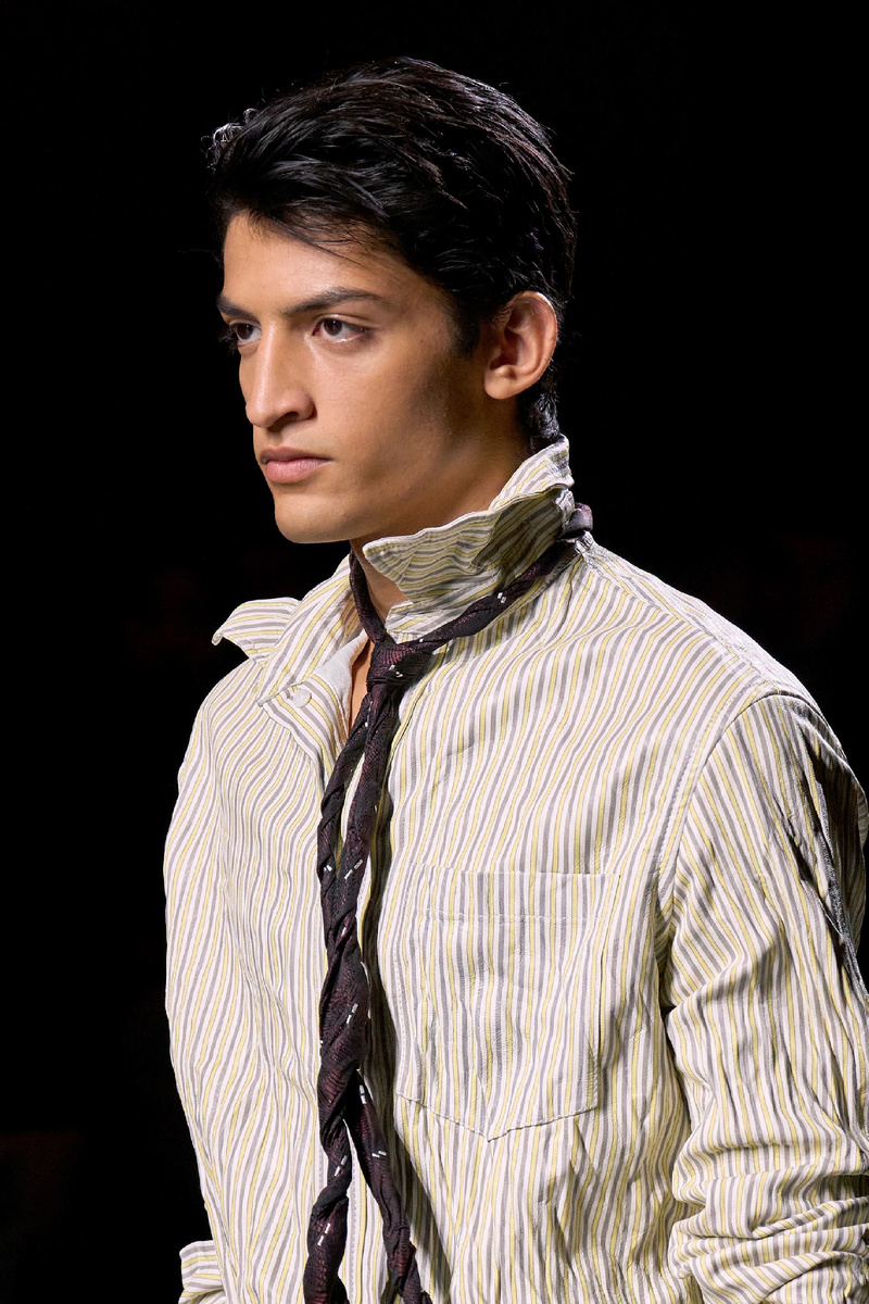 Bottega Veneta. Рубашка  из ткани крэш. Показ лето 2025 