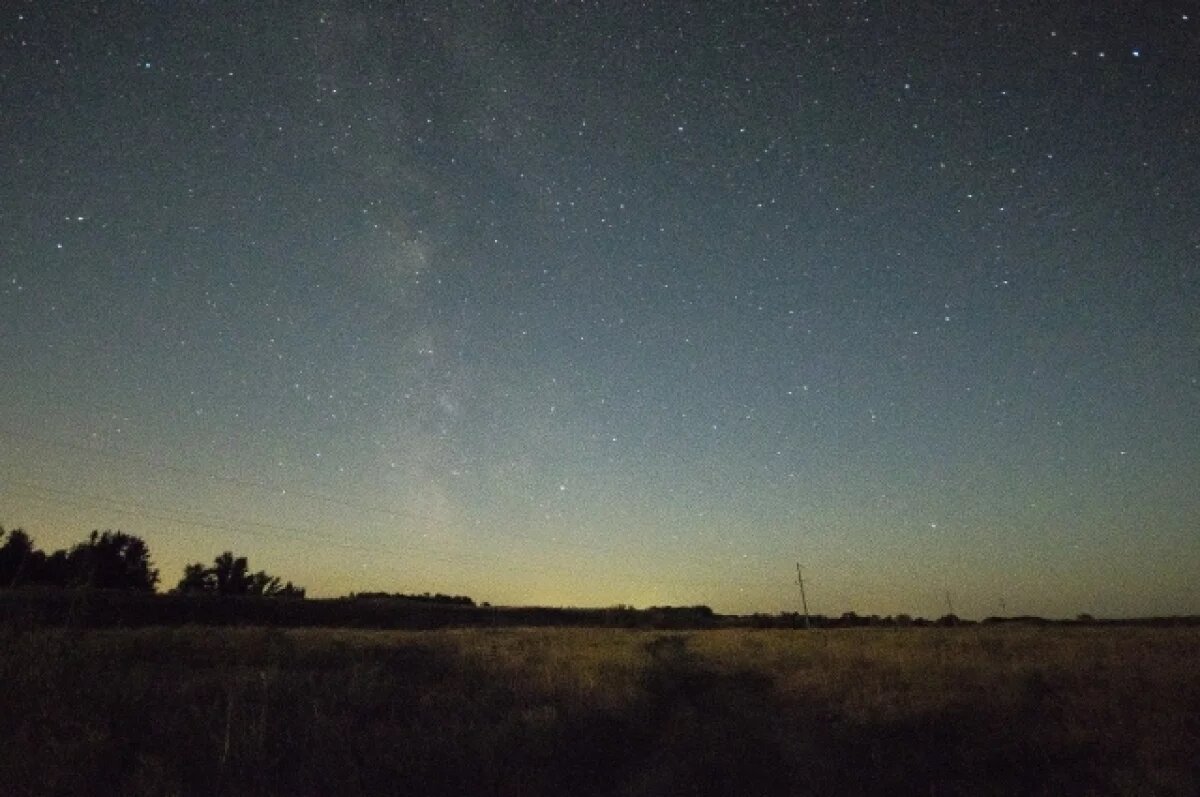    Люди часто смотрят на небо и гадают, какого цвета звёзды.