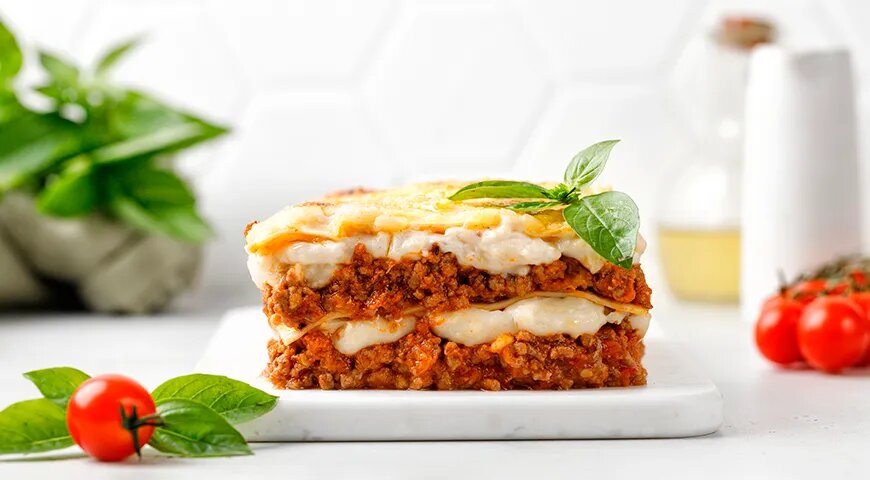   Начинку для лазаньи готовят из разного мяса: из говядины, свинины, кролика и даже из дичи (Shutterstock/FOTODOM)