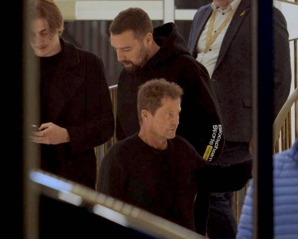 Актёр Тиль Швайгер в аэропорту Минска рядом с человеком с лого команды дрифтеров blockchainsports.drift Сергей Белевич  📷
