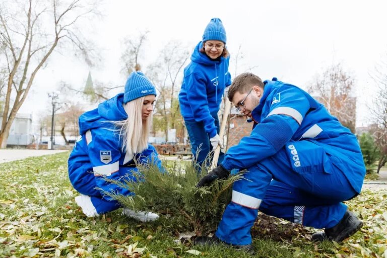    Волонтеры «Газпромнефть-Оренбурга» высадили более 160 деревьев в парке «Салют, Победа!» Марина Шарт