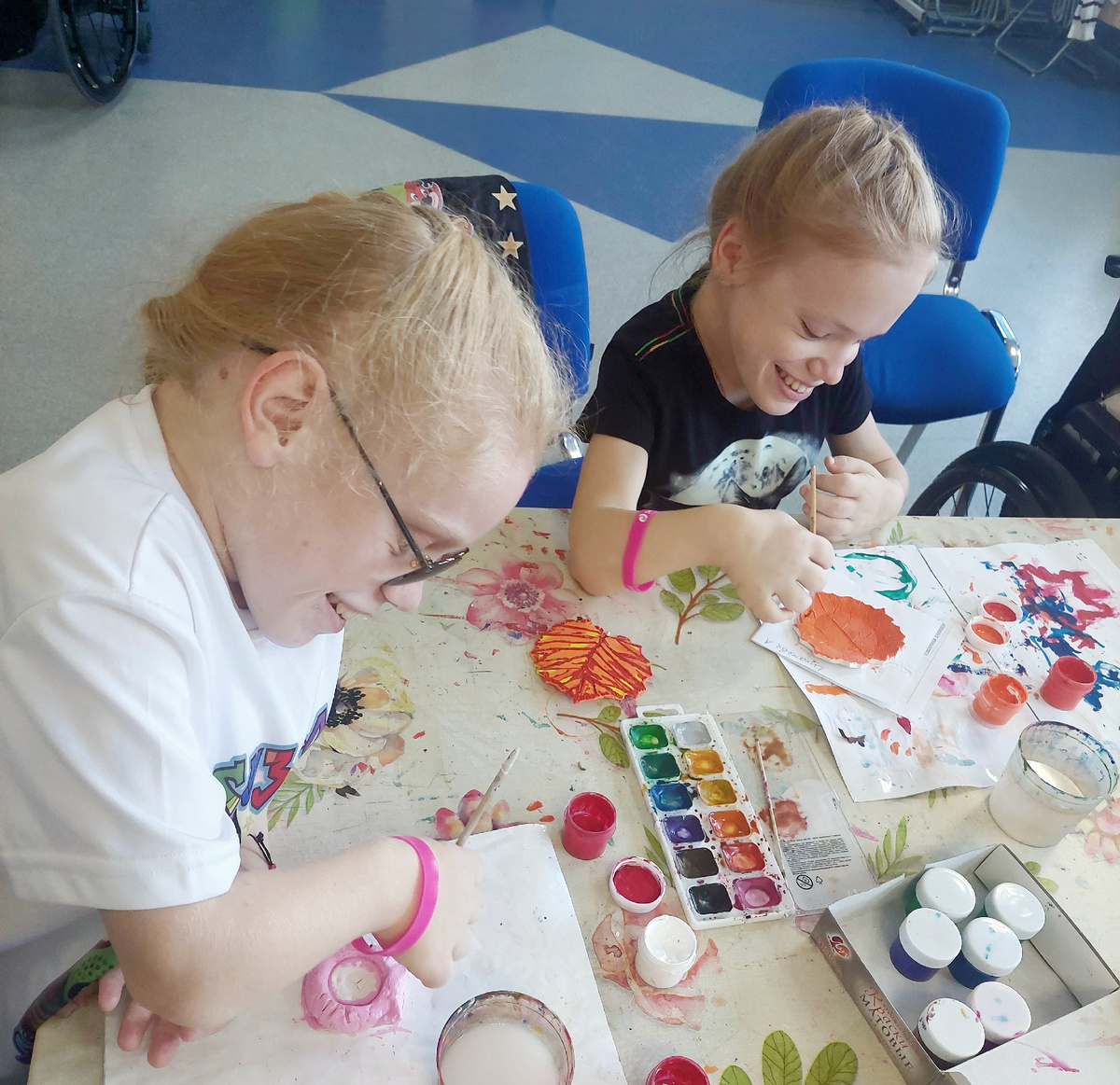 Соня (в очках) и Лиза на арт-терапии