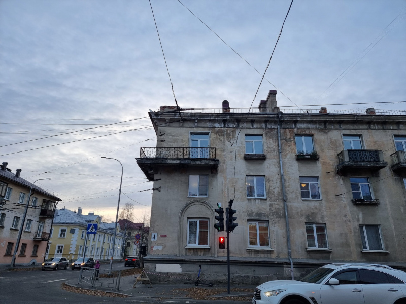    Старый балкон дома в центре Петрозаводска грозит обрушиться на головы горожан читатель "ФакторНовости"