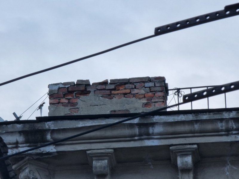    Старый балкон дома в центре Петрозаводска грозит обрушиться на головы горожан читатель "ФакторНовости"