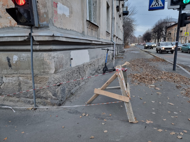    Старый балкон дома в центре Петрозаводска грозит обрушиться на головы горожан читатель "ФакторНовости"
