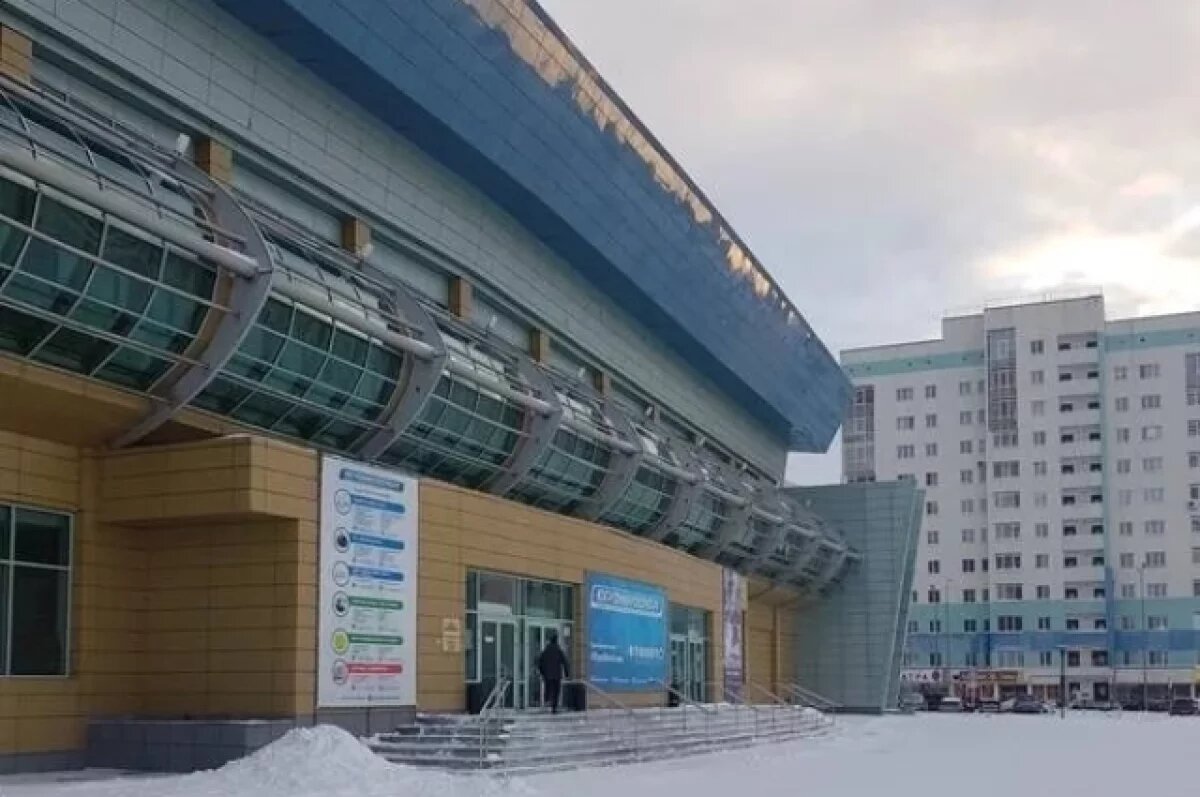    На вызов экстренно прибыли сотрудники МЧС.