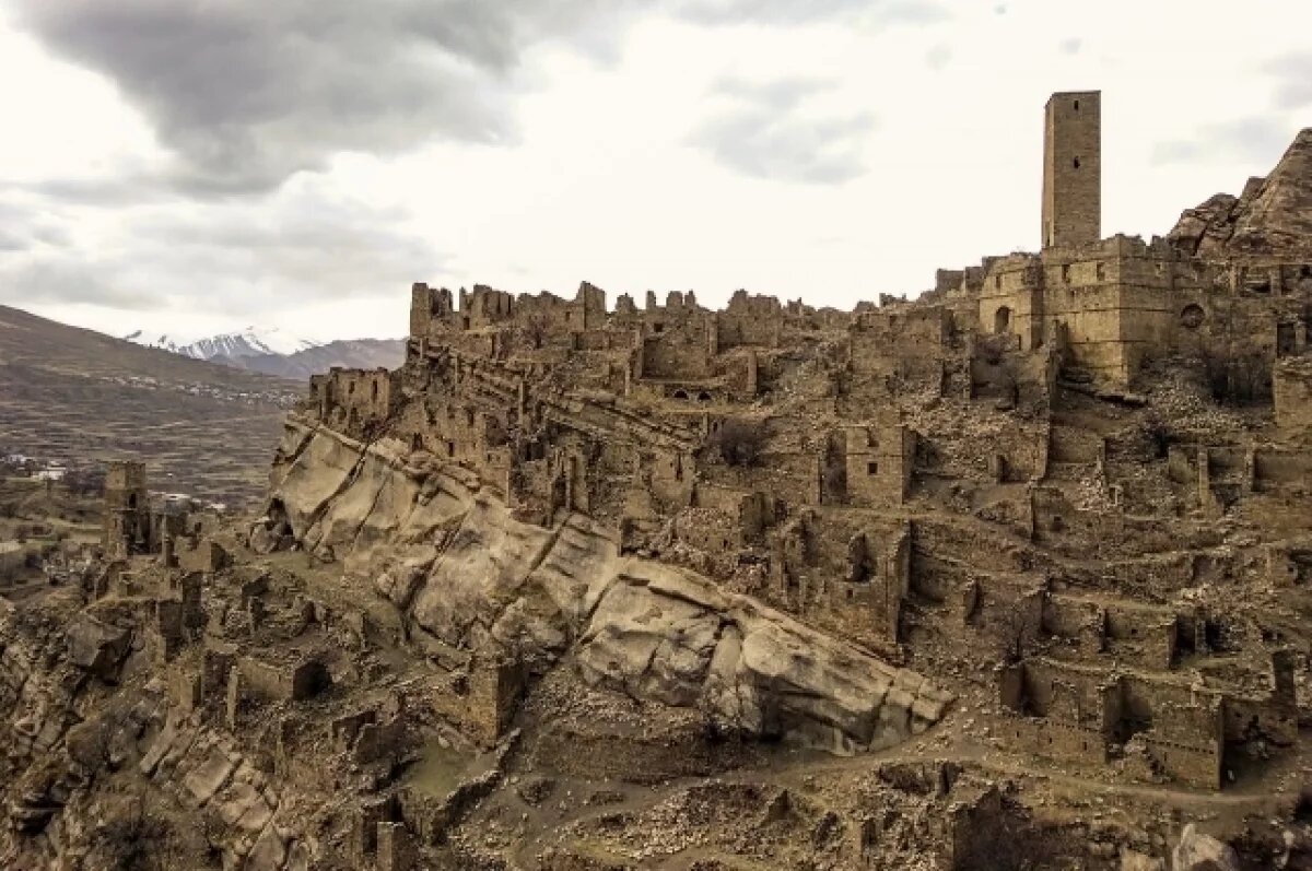    Ижевские туристы расписались на древних камнях с рисунками в Дагестане