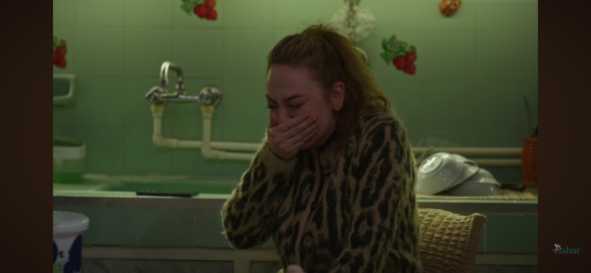 Стоп-кадр из 23 серии сериала "Бахар". Взято из открытых источников. Бахар не в силах сдержать слезы