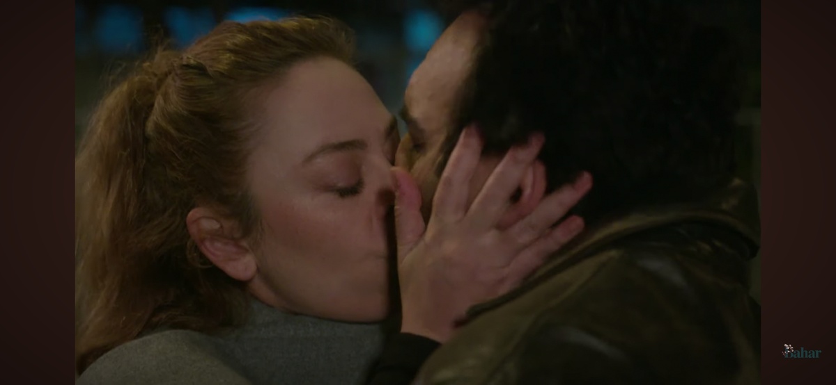 Стоп-кадр из 23 серии сериала "Бахар". Взято из открытых источников. Бахар впервые поцеловала Эврена сама