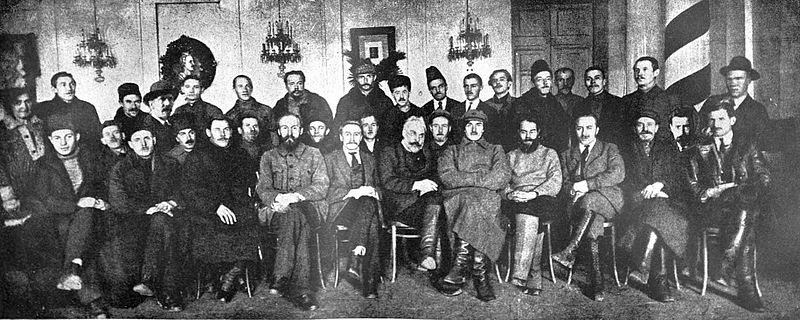 П. Г. Смидович ( в центре) и сотрудники американской экспедиции, 1929 год. фото из ria.ru