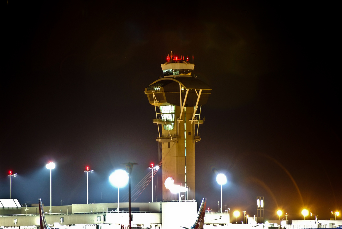 https://upload.wikimedia.org/wikipedia/commons/f/f5/Control_Tower_at_LAX%2C_January_1st%2C_2011_%285315025155%29.jpg