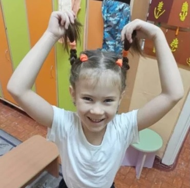 История борьбы маленькой Юли Черненко из села Баклаши, Иркутской области, началась в марте 2023 года. Ей поставили диагноз «Острый миелобластный лейкоз». Первые тревожные сигналы проявились в виде необъяснимых синяков и красной сыпи, что заставило маму девочки, Веру Черненко, обратиться за медицинской помощью. Об этом сообщает КП-Иркутск.