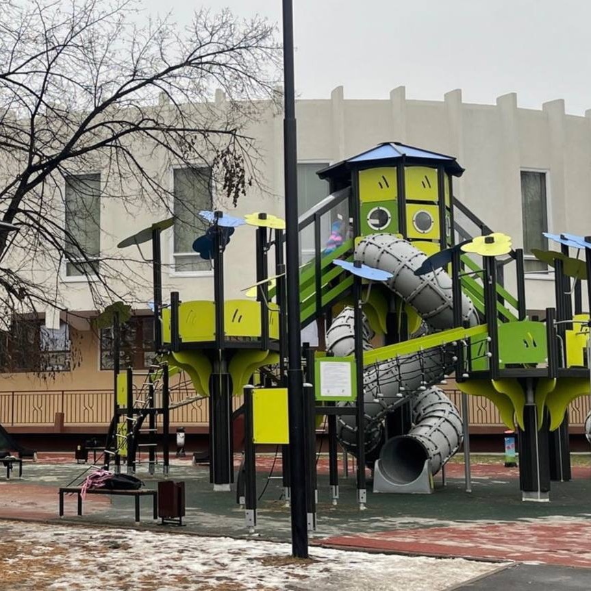 Прокуратура и следственный комитет Прибайкалья проводят проверку после сообщений о травмах ребенка на детской площадке в Ангарске. Как сообщили СМИ, девятилетняя девочка пострадала, упав с подвесной канатной дорожки в районе парка «Современник». 
Сообщается, что одна из ступенек моста на площадке выскользнула из-под ног ребенка. В результате девочка получила переломы поясничного и грудного позвонков. Пострадавшую доставили в больницу, ей была оказана необходимая помощь.

Оказалось, что это не единичный случай. Мать травмированного ребенка сообщила, что в тот же день аналогичные травмы получили еще двое детей. Женщина уверена, что дело не в аккуратности несовершеннолетних, а в технических проблемах на площадке.

В прокуратуре Иркутской области сообщили, что будет дана оценка исполнению законодательства об охране жизни и здоровья детей, техническом регулировании при эксплуатации спортивной и детской игровой инфраструктуры, а также иных федеральных законов. Следователи СК РФ региона устанавливают причины и условия произошедшего.