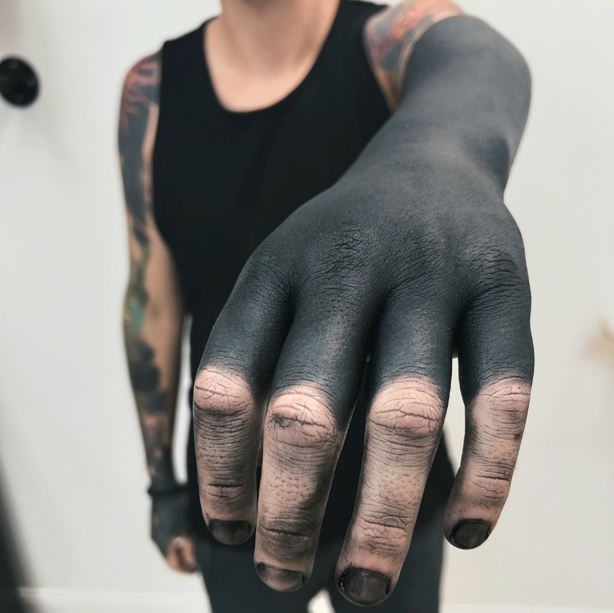 Рука в стиле блекворк