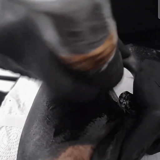 Нанесение татуировки в стиле блэкаут