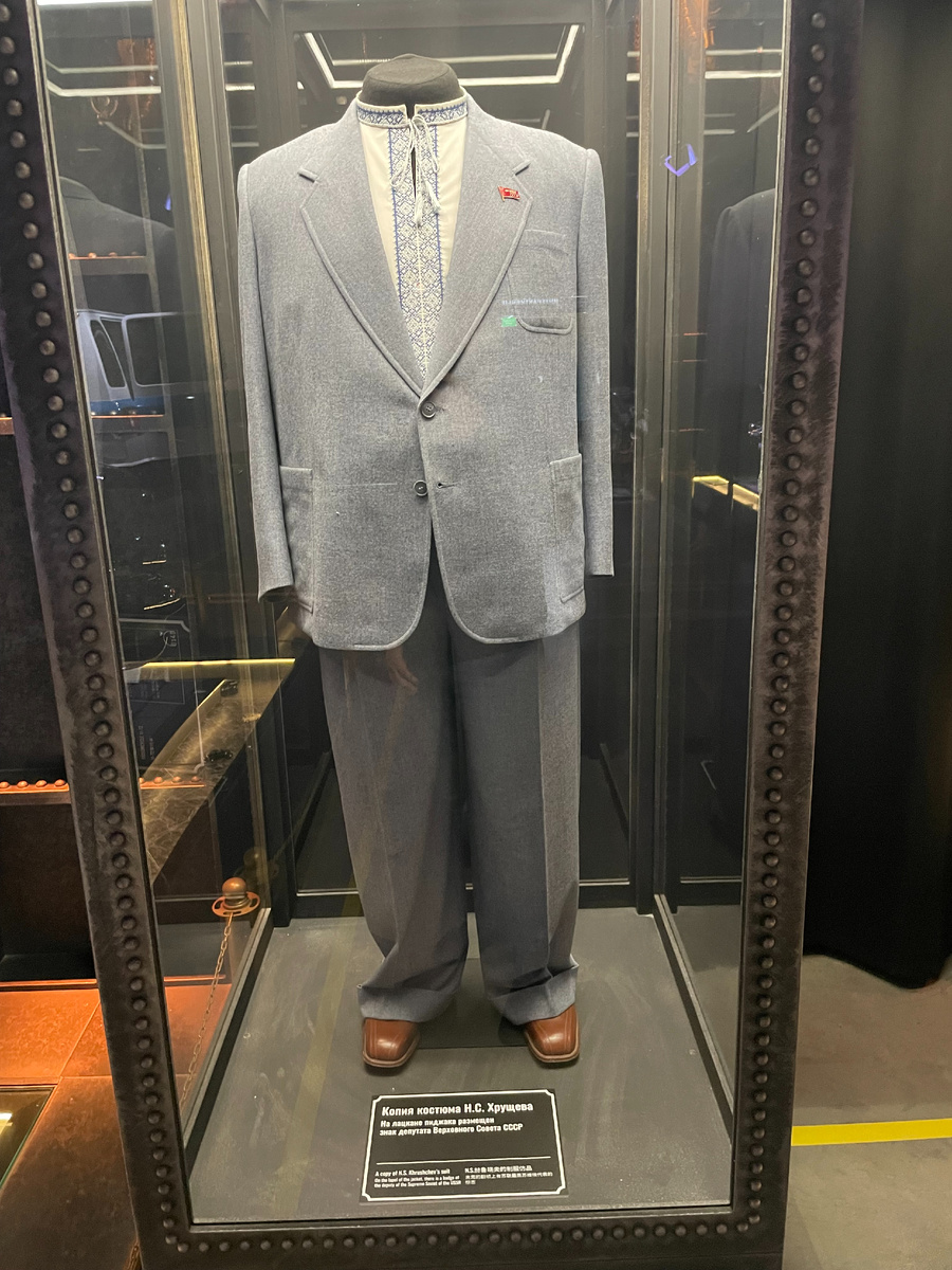 … и манекен. Эх, надо было один ботинок снять с ноги и дать манекену в руку!