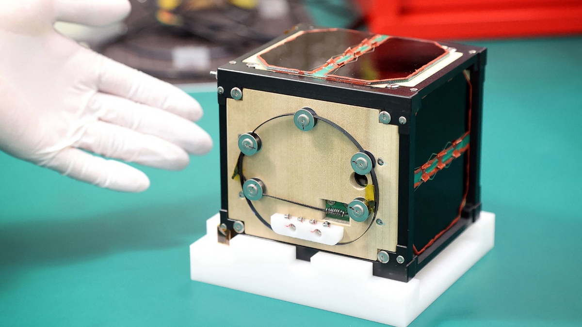 LignoSat изготовлен с использованием традиционного японского процесса обработки дерева, известного как «Sashimono».