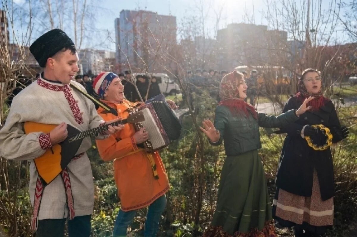    Концертом и парадом под окнами отметили 101-летие участницы ВОВ из Кемерова