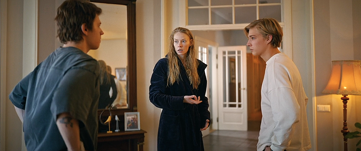 Кадр из фильма "Маме снова 17"