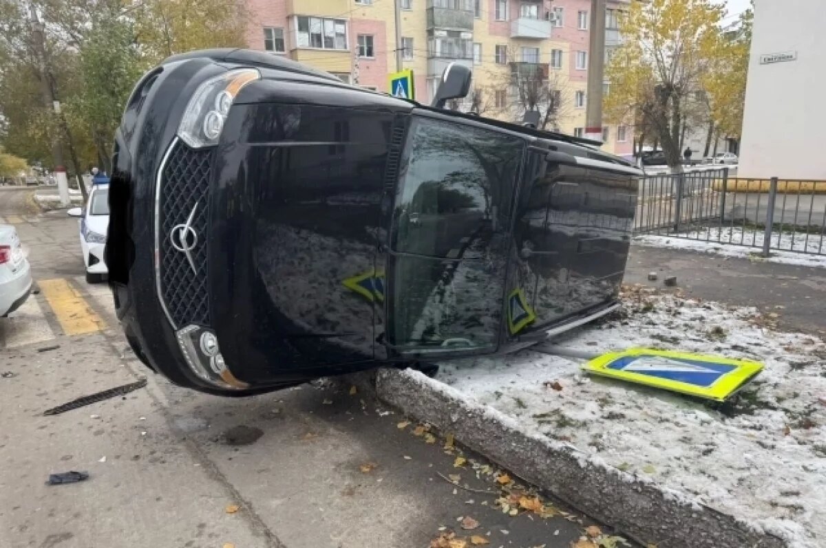    В воронежских Лисках перевернулся УАЗ Патриот: 2 человека госпитализированы