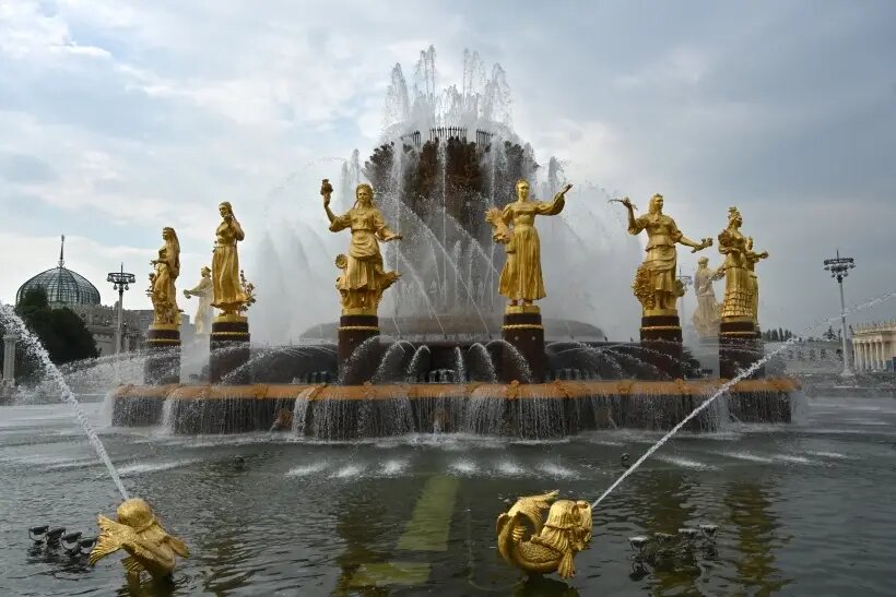     Фонтан "Дружба народов" на ВДНХ в Москве. © РИА Новости. Владимир Вяткин