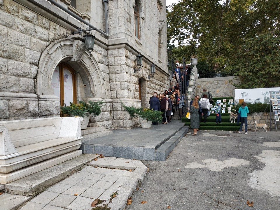    Показ проходил в кинозале Ливадийского дворца. Лиля Голова